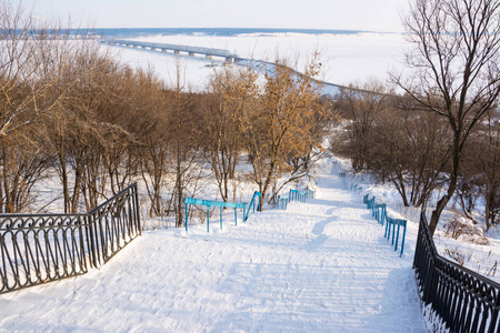 小巷皇冠雪背景。乌里扬诺夫斯克