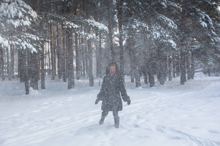 森林中的年轻女子风雪