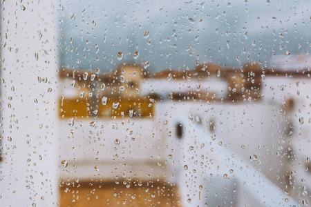 窗口与雨滴, 俯瞰露台。暴风雨的天空