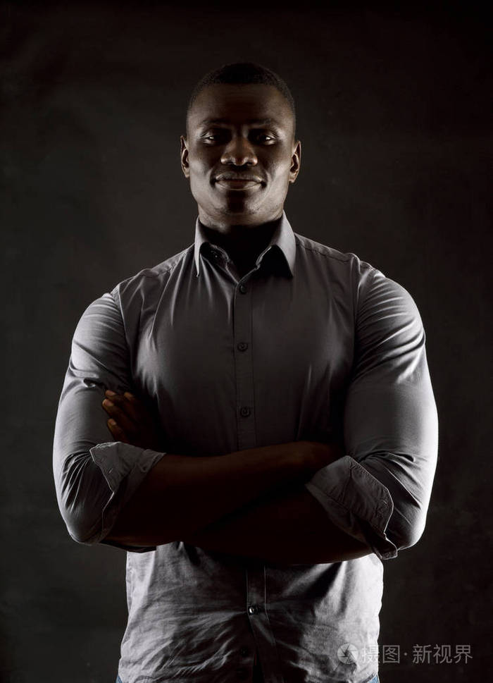 非洲人的肖像手臂交叉
