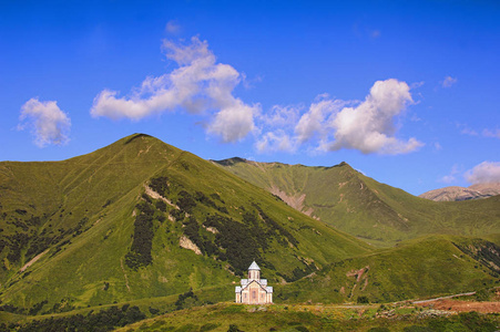 乔治亚的教堂在高山上很高