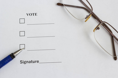 在笔, 眼镜附近投票和签名的表格