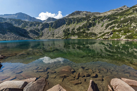 令人惊叹的风景与鱼 Banderitsa 湖, Pirin 山, 保加利亚