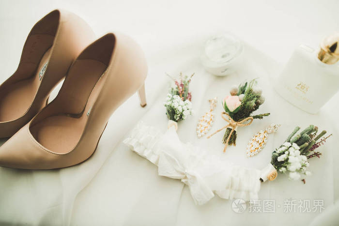 新娘的白色时尚婚礼鞋。特写