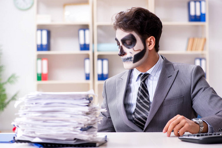 Businessmsn 在办公室工作的吓人口罩