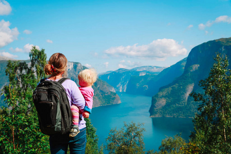 母亲与小女儿旅游徒步旅行在自然, 挪威