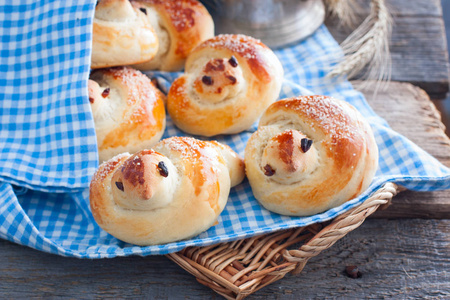 鸟形风筝复活节鸟面包, 复活节小鸡包子, 传统的复活节甜面包的形状的