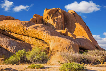 风景如画的石头与光明和阴影的 Spitzkoppe, 纳米比亚在早晨。极端生态旅游理念