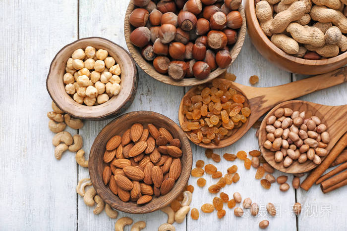 桌上的不同种类的坚果和葡萄干顶部视图