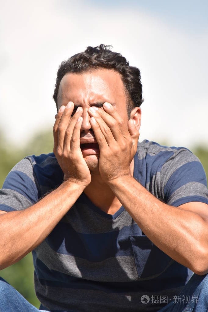 含泪少数民族男子