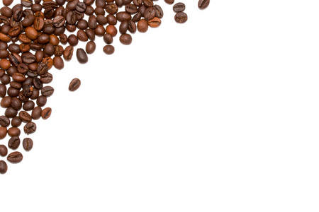 烘焙过的咖啡豆在白色背景上的顶视图