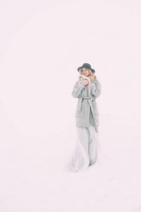 美丽的冬天的白雪皑皑的冬天的景色的年轻女子的画像照片 正版商用图片0464d5 摄图新视界