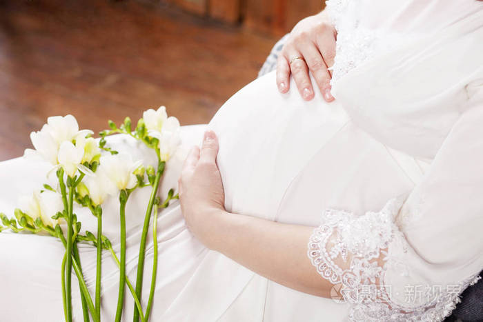 孕妇摸她的肚子,用手的特写图片