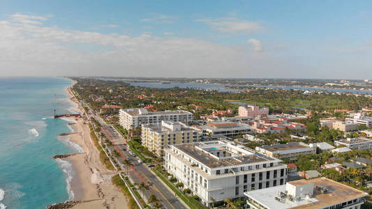 沿海滨的棕榈海滩建筑, 佛罗里达鸟瞰图