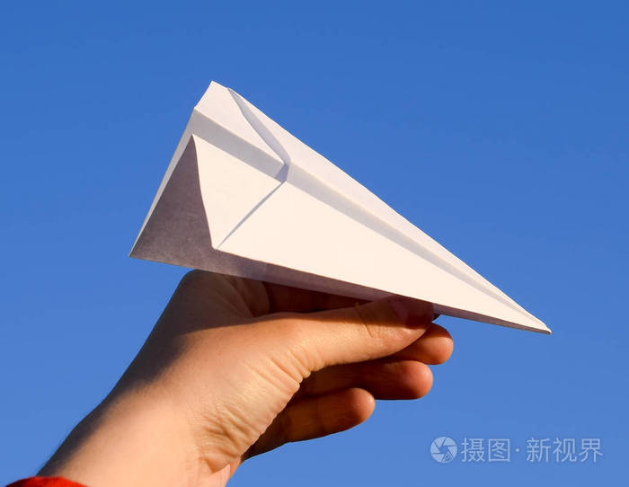 白色纸飞机在手对天空互联网上自由的象征