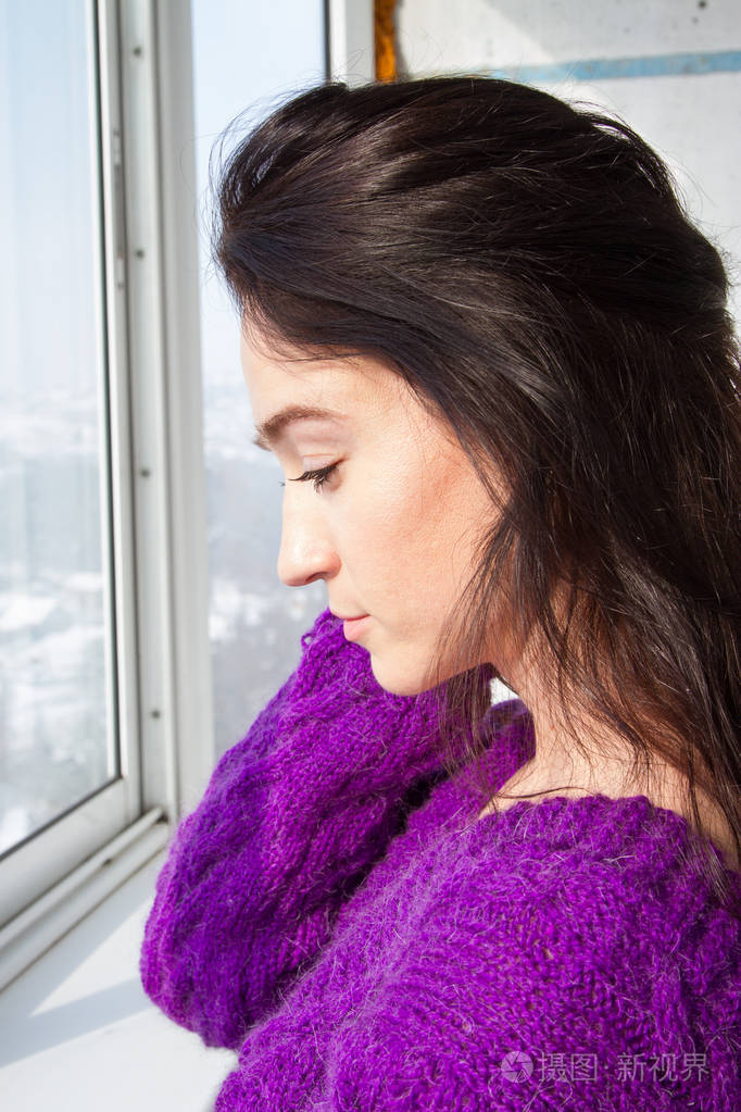 年轻的女孩靠窗的肖像