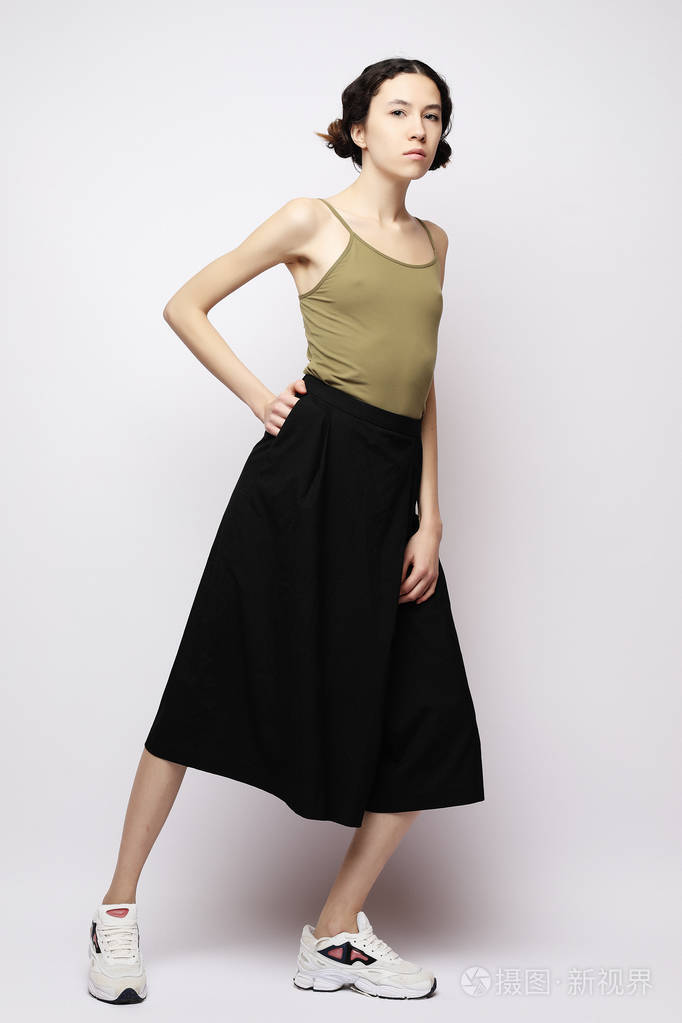 时尚与人的理念: 全身年轻时尚女模特在画室里摆姿势照片-正版商用