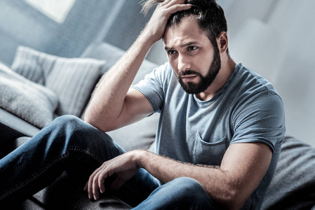 帮助老年男性截肢从反对 whi 工作郁闷的年轻商业男人肖像伤心的人望