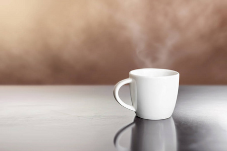 木桌上的白热咖啡杯