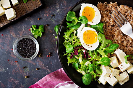 健康早餐配鸡蛋, 芝士, 生菜和荞麦粥