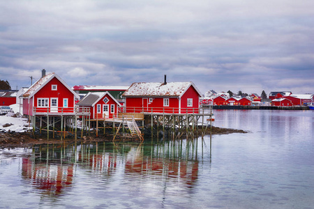 美丽的冬天风景与传统挪威钓鱼小屋在罗弗敦海岛