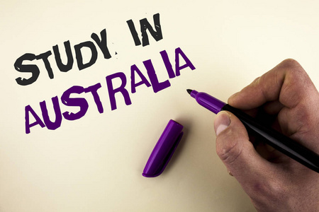 概念性手写显示在澳大利亚学习。从海外大学毕业的商务照片展示人在纯背景上书写的伟大机会手上拿着标记