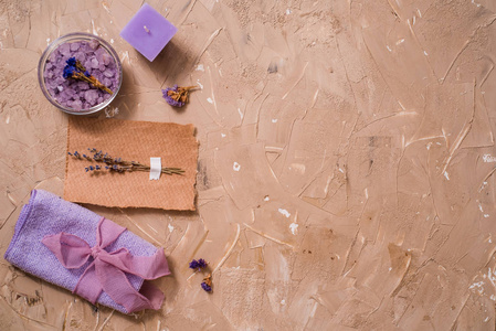 紫色海盐, 一根木制梳巾在混凝土棕色背景上