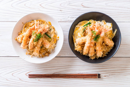 煎虾天妇罗在米碗上面