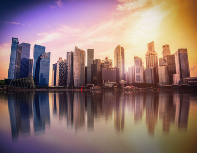 新加坡市中心商业区的天际线在日落时分。复古色调