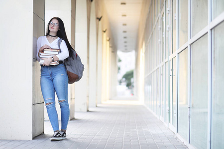 女学生在街道与书