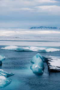 流行冰川泻湖的冬季风景视图与许多小冰山Jokulsarlon, 东部冰岛