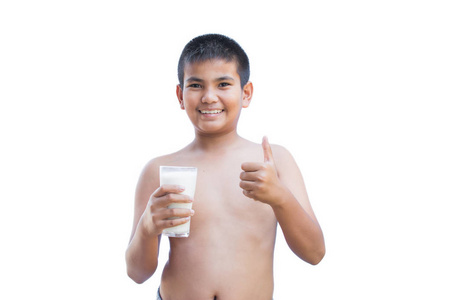 肥胖男孩喝牛奶玻璃在白色背景, 健康关心概念