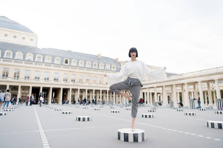 美丽的女孩站在瑜伽姿势在巴黎, 法国。高鞋跟鞋在立柱上的美观造型
