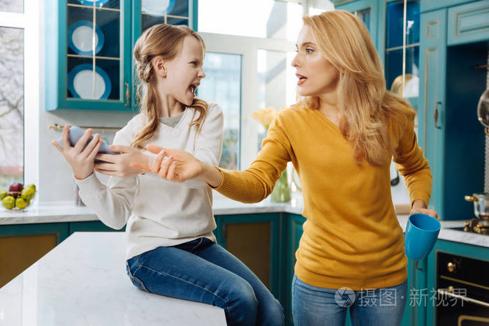 愤怒的女孩对她的母亲大喊大叫