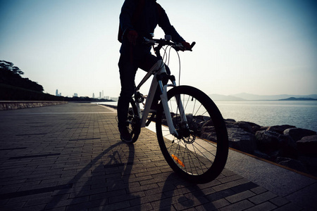 自行车在日出海岸路骑自行车