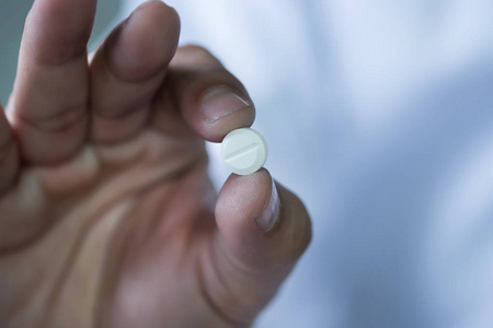 药丸和药物在手药剂医学药房照片