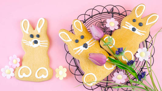 复活节快乐的复活节兔子饼干和装饰品