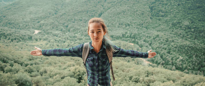 探险家女孩与举起的胳膊室外