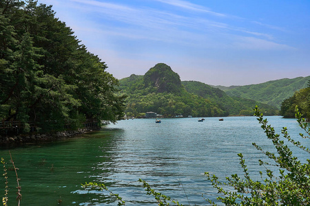 山井湖的大景观位于抱川, 韩国在夏季。爱的小船可以看见漂浮在美丽的湖