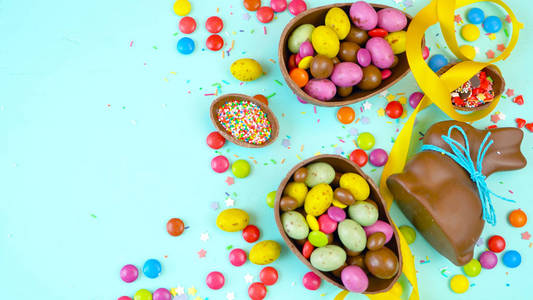 复活节快乐与巧克力复活节彩蛋和装饰品和复制空间