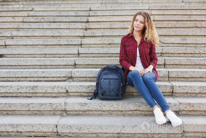 女生在楼梯拍照姿势图片