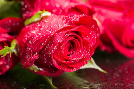 花束新鲜的红色玫瑰