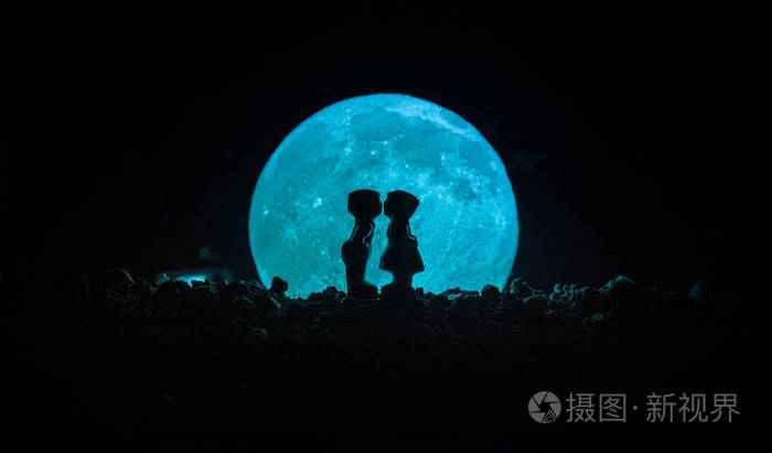 爱情侣的剪影对月亮的亲吻