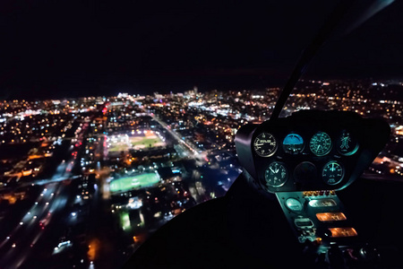 通过在洛杉矶上空的直升机的挡风玻璃查看