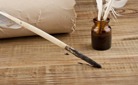 古代水怎么写老纸和羽毛用墨水在木桌上照片