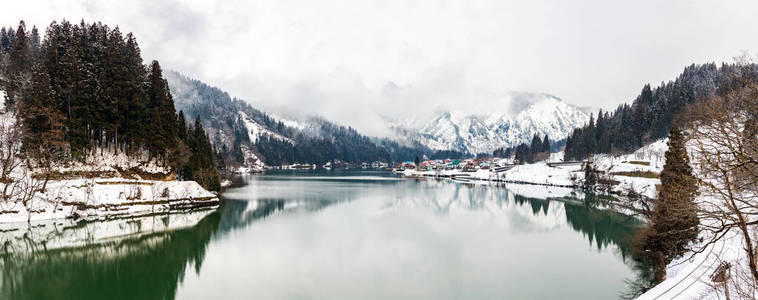 桥上的冰雪列车冬季景观