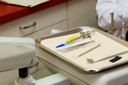 不同的牙科器械和工具在牙医的办公室，