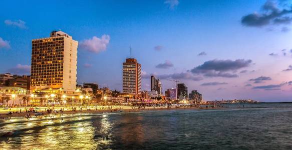 夜特拉维夫城市海滩背景