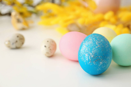 复活节彩蛋在桌子上