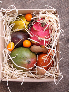 盒装芒果, 杨桃, 橙, 金桔, 龙和激情水果
